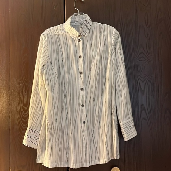 Fridaze 100% linen white with black lines top. Size Small. - Picture 1 of 9